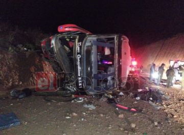 Tragedia en el norte: Seis muertos y una veintena de heridos causa el vuelco de un bus