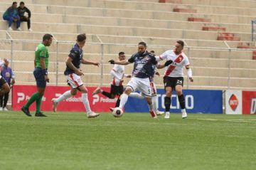 Tommy Tobar (c) pelea el balón con un rival.