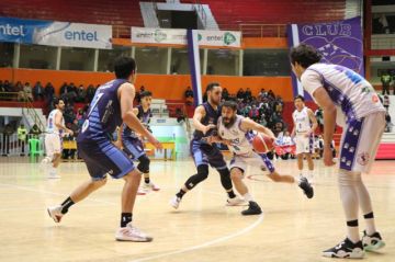 El jugador Ronald Arze, de Leones, controla el balón.