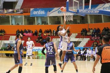 El jugador Luis Salinas, anota para Leones.