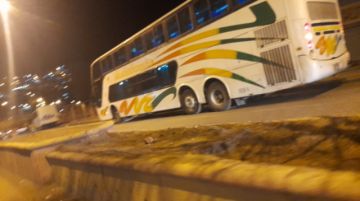 Salen buses de militantes del MAS a La Paz para respaldar al gobernador Jhonny Maman