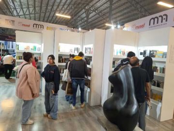 La biografía de Óscar Alfaro fue lo más solicitado en Feria del Libro