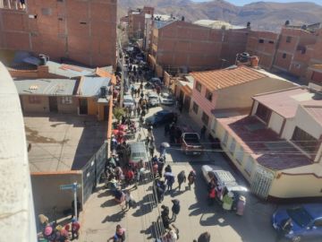 Venta de puestos paraliza tráfico vehicular en la zona baja