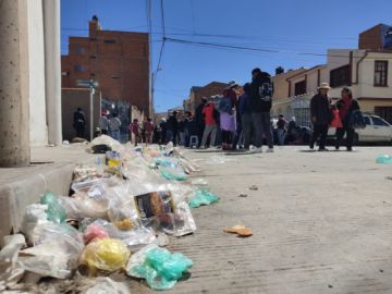  Una enorme cantidad de basura inunda varias calles donde se vendieron los puestos para observar la festividad de San Bartolomé o Ch'utillos 2023.