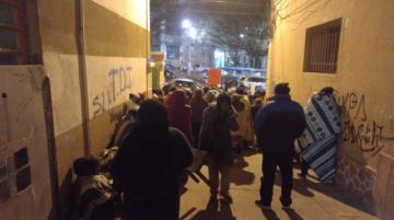 Como la venta de puestos para ver Ch’utillos continuará este domingo, la madrugada de esta jornada muchas personas durmieron en los puntos de venta, por ejemplo en el parqueo 10 de
