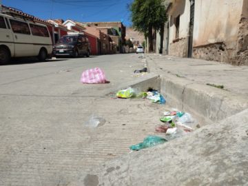   Una enorme cantidad de basura inunda varias calles donde se vendieron los puestos para observar la festividad de San Bartolomé o Ch'utillos 2023.