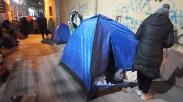 Como la venta de puestos para ver Ch’utillos continuará este domingo, la madrugada de esta jornada muchas personas durmieron en los puntos de venta, por ejemplo en el parqueo 10 de