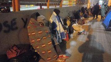 Como la venta de puestos para ver Ch’utillos continuará este domingo, la madrugada de esta jornada muchas personas durmieron en los puntos de venta, por ejemplo en el parqueo 10 de