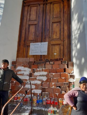 Usaron ladrillos para tapiar la puerta.
