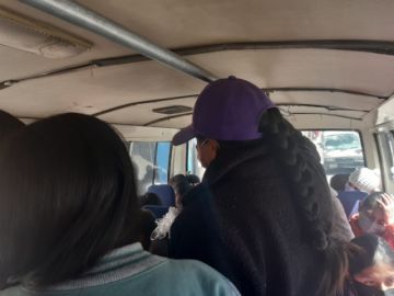 Los choferes incumplen la prohibición de llevar pasajeros parados.