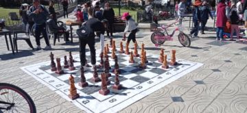 La Plaza 10 de Noviembre cuenta con presencia de deportistas de diferentes disciplinas que aprovechan los espacios públicos para poder desarrollar actividad deportiva.