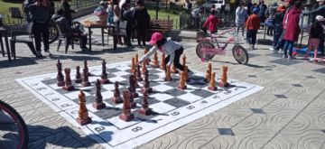 La Plaza 10 de Noviembre cuenta con presencia de deportistas de diferentes disciplinas que aprovechan los espacios públicos para poder desarrollar actividad deportiva.