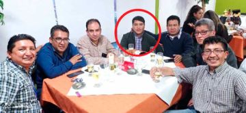 Osvaldo Mariscal (círculo) en una cena con funcionarios. A la derecha está Milton Villa.