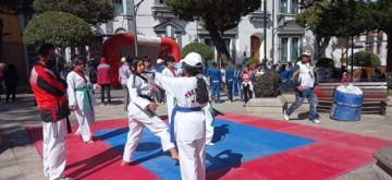 La Plaza 10 de Noviembre cuenta con presencia de deportistas de diferentes disciplinas que aprovechan los espacios públicos para poder desarrollar actividad deportiva.