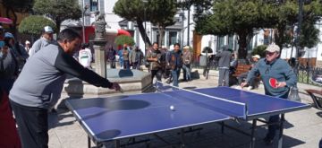 La Plaza 10 de Noviembre cuenta con presencia de deportistas de diferentes disciplinas que aprovechan los espacios públicos para poder desarrollar actividad deportiva.