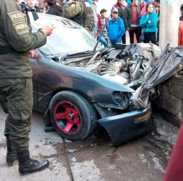 Automóvil se estrella contra un muro de piedra en El Calvario