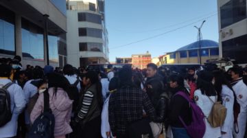 Desde las 7:00 de este sábado, los voluntarios de la facultad se concentraron y ahora están en todos los barrios de la ciudad en la campaña de vacunación contra la rabia.
