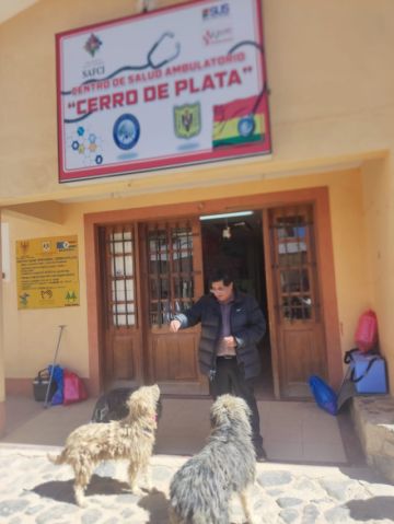 Desde las 7:00 de este sábado, los voluntarios de la facultad se concentraron y ahora están en todos los barrios de la ciudad en la campaña de vacunación contra la rabia.
