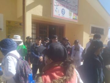 Desde las 7:00 de este sábado, los voluntarios de la facultad se concentraron y ahora están en todos los barrios de la ciudad en la campaña de vacunación contra la rabia.