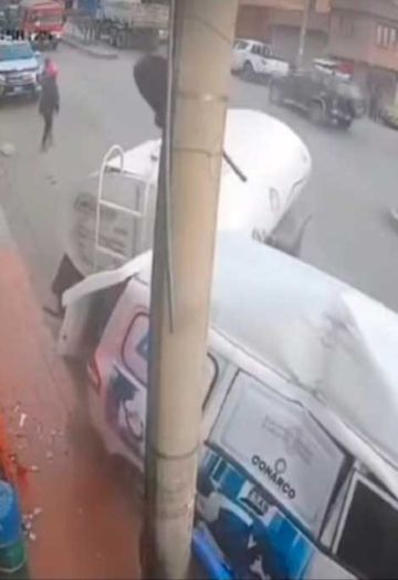 La chata de un cisterna se desliza y choca a minibús