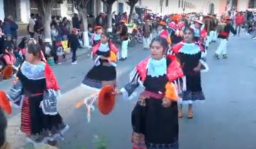 Los centros mostraron sus danzas en entrada folclórica