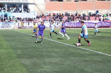 Uno de los jugadores de Interfi controla el balón.