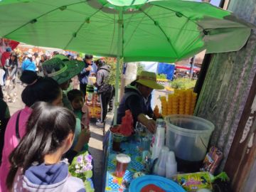 Los tradicionales helados de canela de la casera Lourdes son los más apetecidos, dónde la gente hace una fila para adquirir los helados de canela y chirimoya.