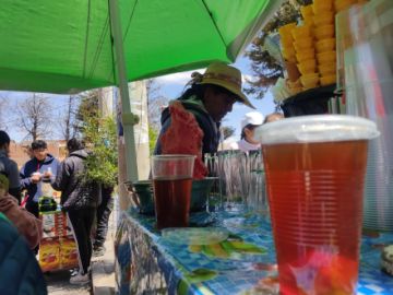 Los tradicionales helados de canela de la casera Lourdes son los más apetecidos, dónde la gente hace una fila para adquirir los helados de canela y chirimoya.