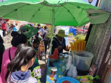 Los tradicionales helados de canela de la casera Lourdes son los más apetecidos, dónde la gente hace una fila para adquirir los helados de canela y chirimoya.