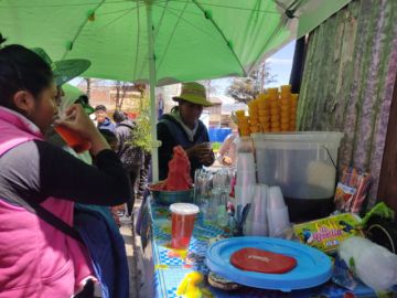 Los tradicionales helados de canela de la casera Lourdes son los más apetecidos, dónde la gente hace una fila para adquirir los helados de canela y chirimoya.