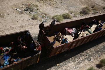 Miles de migrantes desafían los operativos en los trenes de México para llegar a EE.UU.