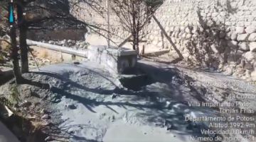 Reportan derrame mayor de residuos mineros a pocas cuadras de la plaza 10 de noviembre