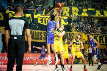 Javinger Vargas (i) se eleva en uno de los ataques del cuadro lila.