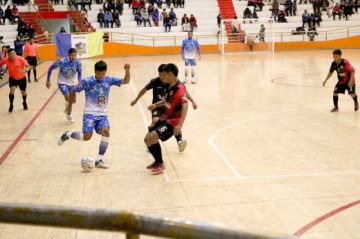 Edson Arce, de Club Córdova, intenta pasar la pelota.