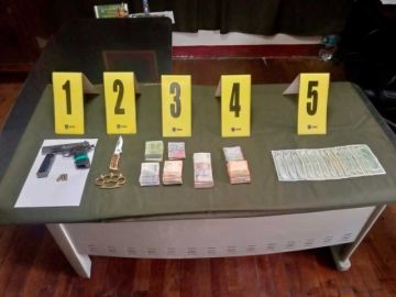 El dinero recuperado y los objetos secuestrados.
