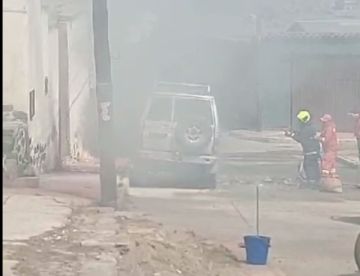 Incendio de vehículo movilizó a personal de bomberos en Potosí