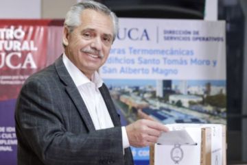 El presidente argentino Fernández emite su voto y resalta que “el pueblo decide”
