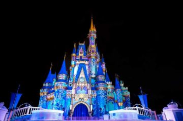 Disney World ilumina la Navidad con el castillo de Cenicienta