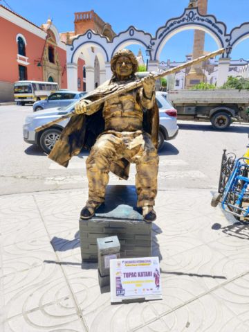 "Estatuas vivientes" atraen miradas en el centro de la ciudad de Potosí