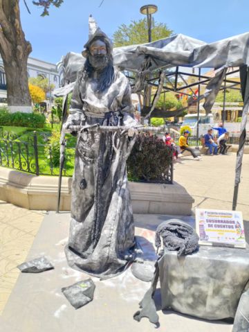 "Estatuas vivientes" atraen miradas en el centro de la ciudad de Potosí