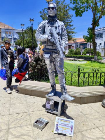 "Estatuas vivientes" atraen miradas en el centro de la ciudad de Potosí