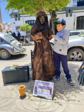 "Estatuas vivientes" atraen miradas en el centro de la ciudad de Potosí