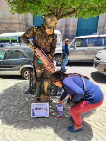 "Estatuas vivientes" atraen miradas en el centro de la ciudad de Potosí