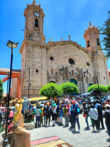 "Estatuas vivientes" atraen miradas en el centro de la ciudad de Potosí