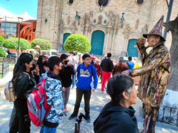"Estatuas vivientes" atraen miradas en el centro de la ciudad de Potosí