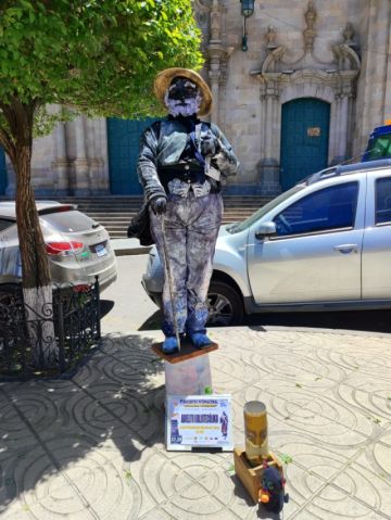 "Estatuas vivientes" atraen miradas en el centro de la ciudad de Potosí