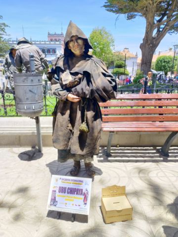 "Estatuas vivientes" atraen miradas en el centro de la ciudad de Potosí
