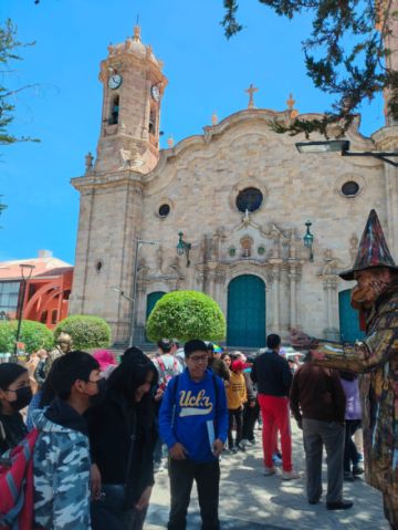 "Estatuas vivientes" atraen miradas en el centro de la ciudad de Potosí