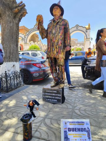 "Estatuas vivientes" atraen miradas en el centro de la ciudad de Potosí