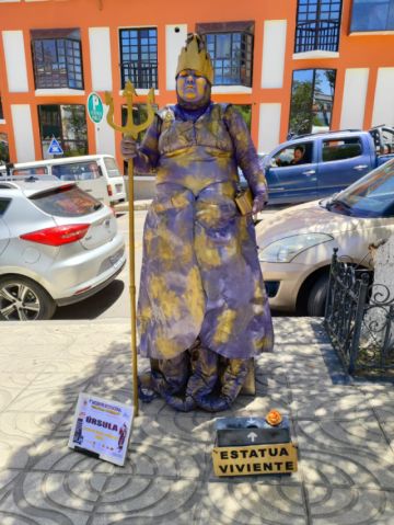 "Estatuas vivientes" atraen miradas en el centro de la ciudad de Potosí